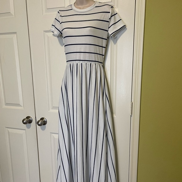 Short Sleeve Women's Loose, Striped Maxi Dress - Picture 3 of 5